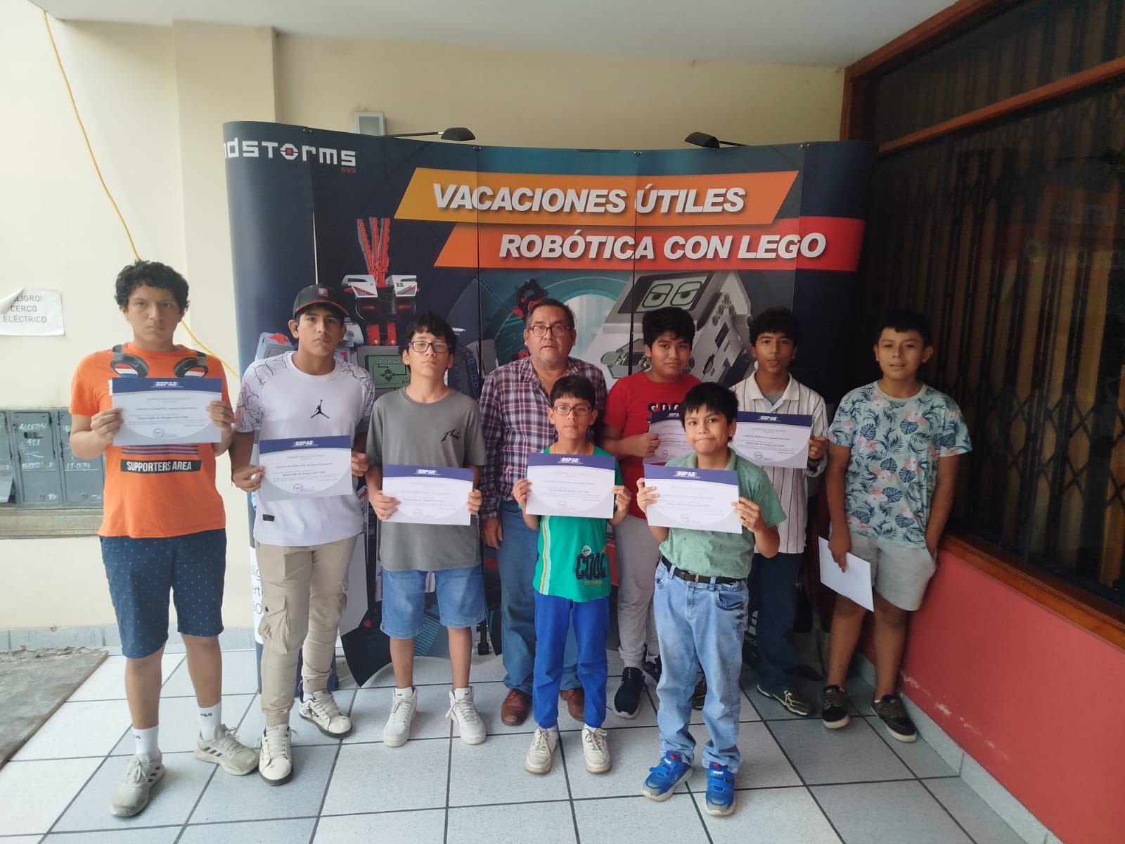 Niños aprendiendo y jugando